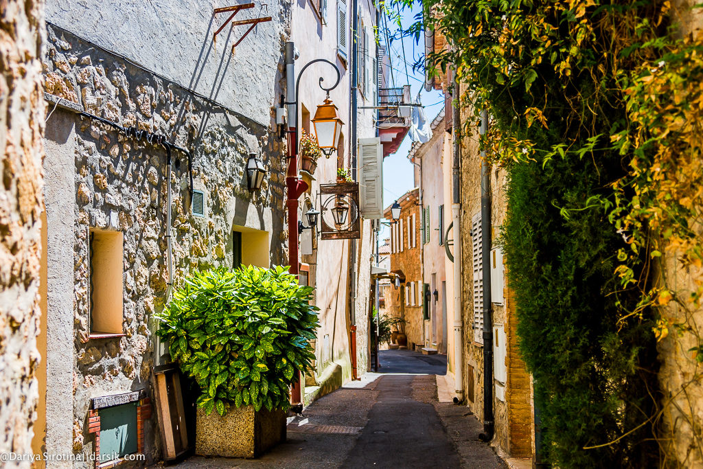 charming narrow streets in Mougins